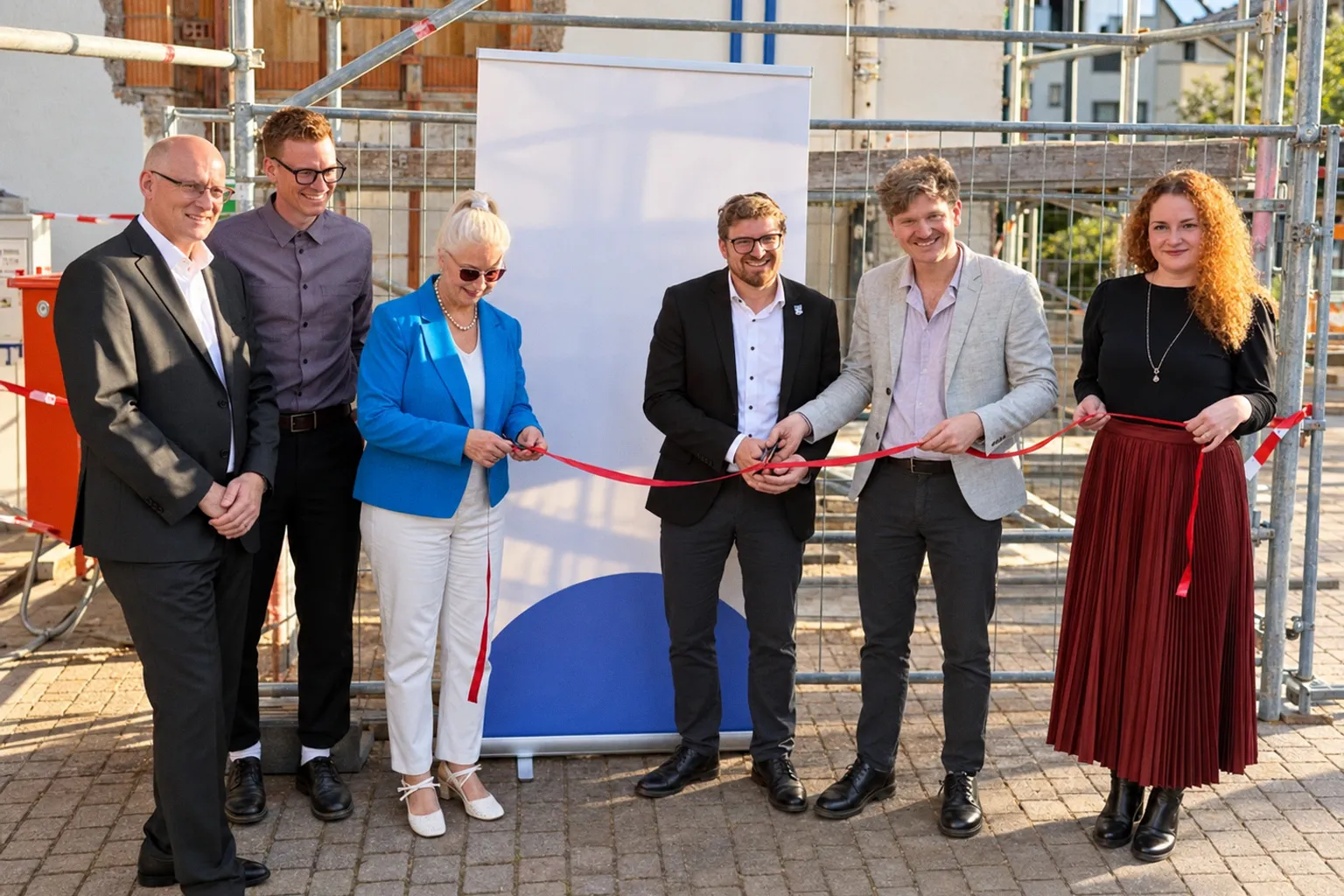 Herxheim: Neues Zahn-MVZ im Alten Rathaus gestartet und mobile Hilfe geplant